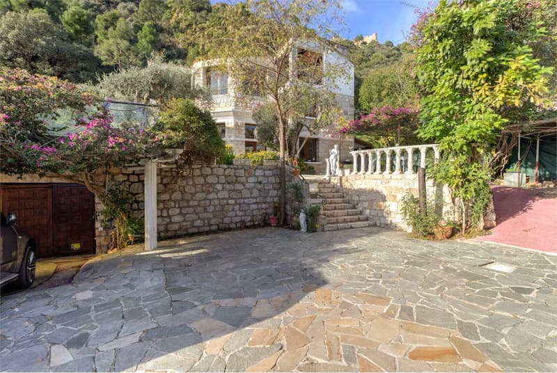 Villa di carattere in posizione tranquilla (12)
