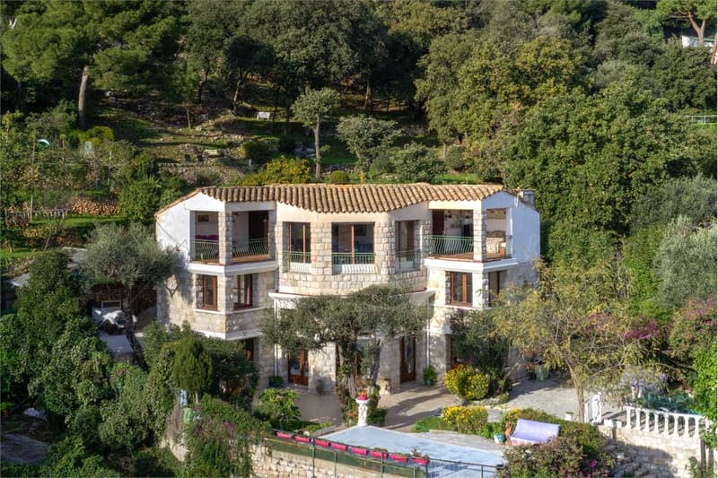 Villa di carattere in posizione tranquilla (2)