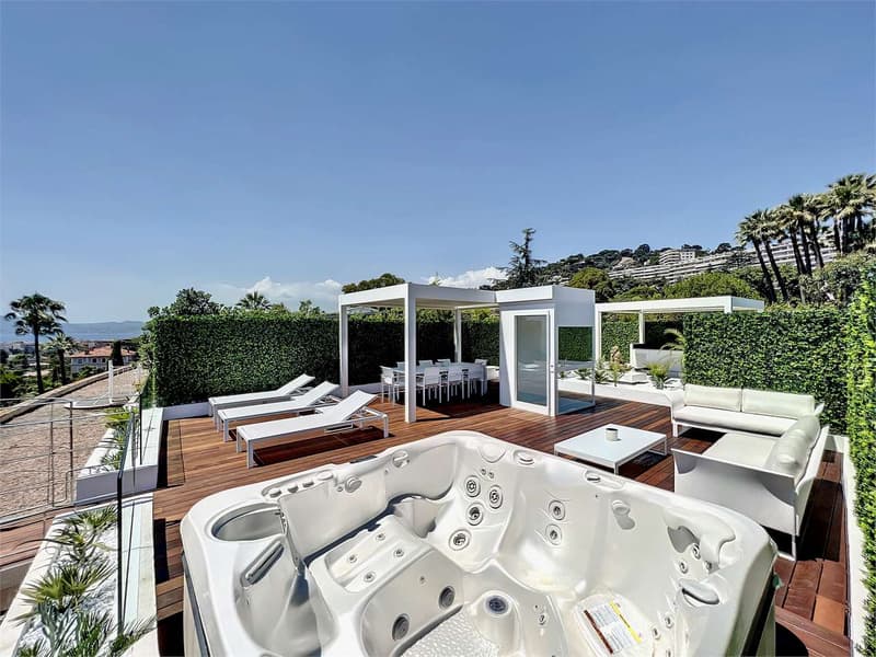 Attico con terrazza sul tetto e vista mare (3)