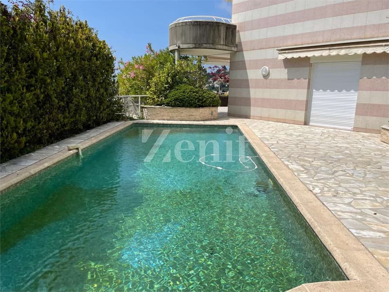 Attico duplex con terrazza panoramica, piscina e giardino privati - Me (3)