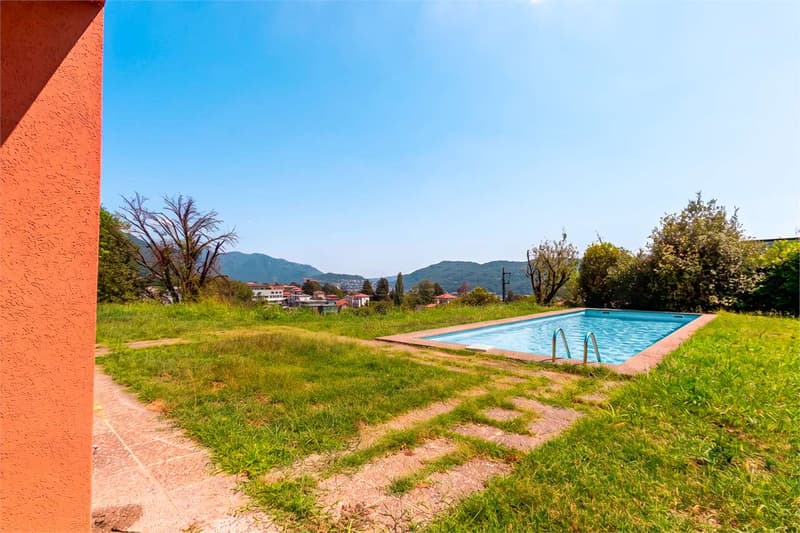 Villa con grande giardino e ampia piscina - Coldrerio (10)