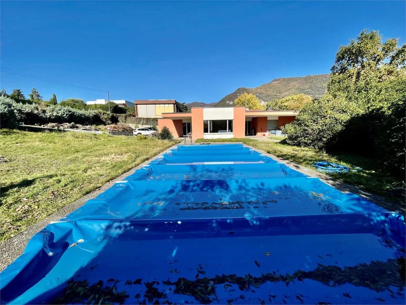 Villa con grande giardino e ampia piscina - Coldrerio (1)