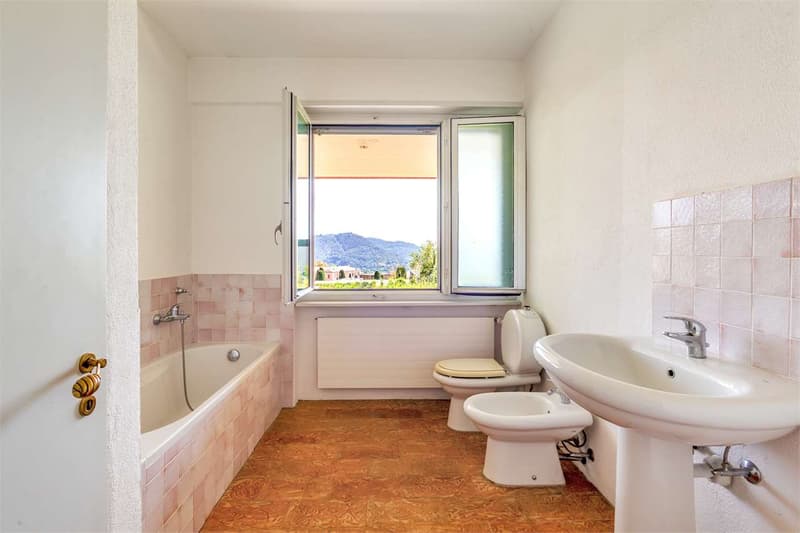Villa con grande giardino e ampia piscina - Coldrerio (8)