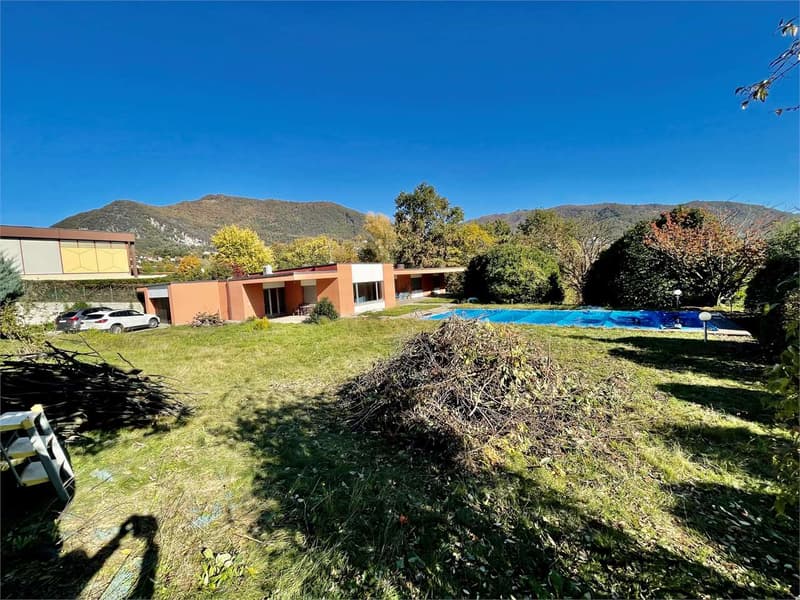 Villa con grande giardino e ampia piscina - Coldrerio (2)