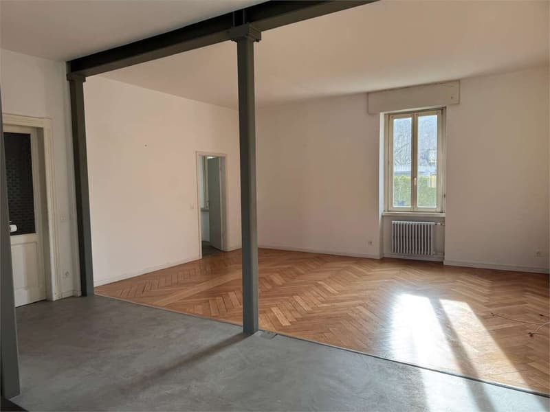 Prestigiosa Villa con giardino a Chiasso vicino al centro città (4)