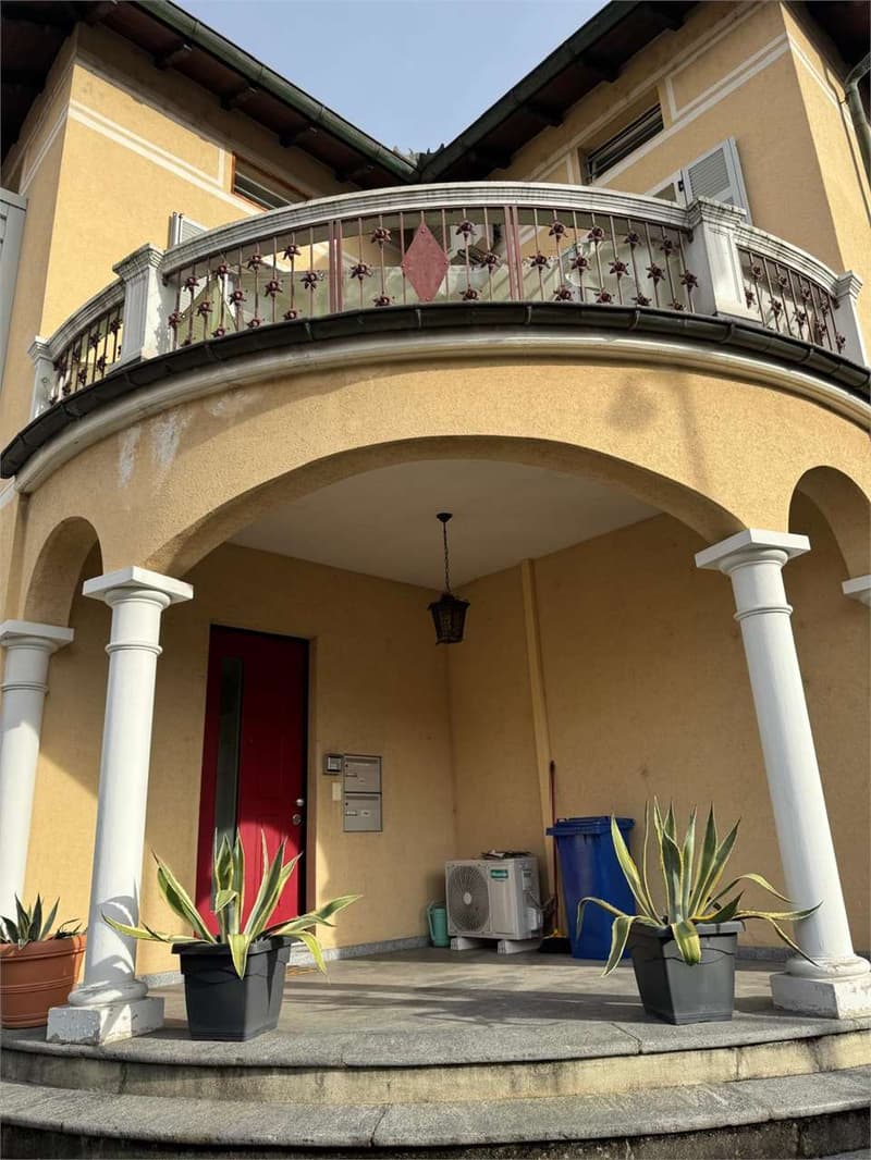 Prestigiosa Villa con giardino a Chiasso vicino al centro città (7)