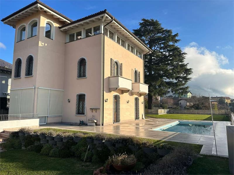 Balerna splendida villa con piscina (2)