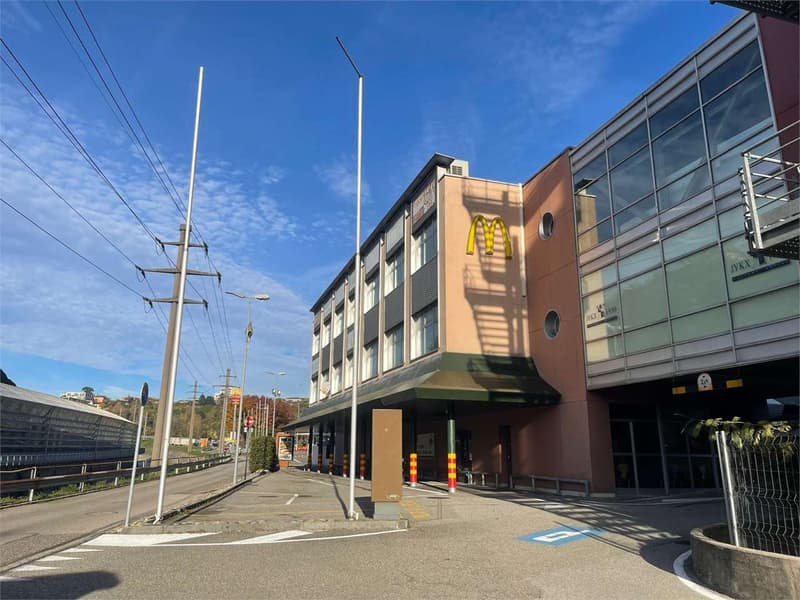 Affittasi oltre 4.000 metri quadrati presso un nuovo centro commercial (8)