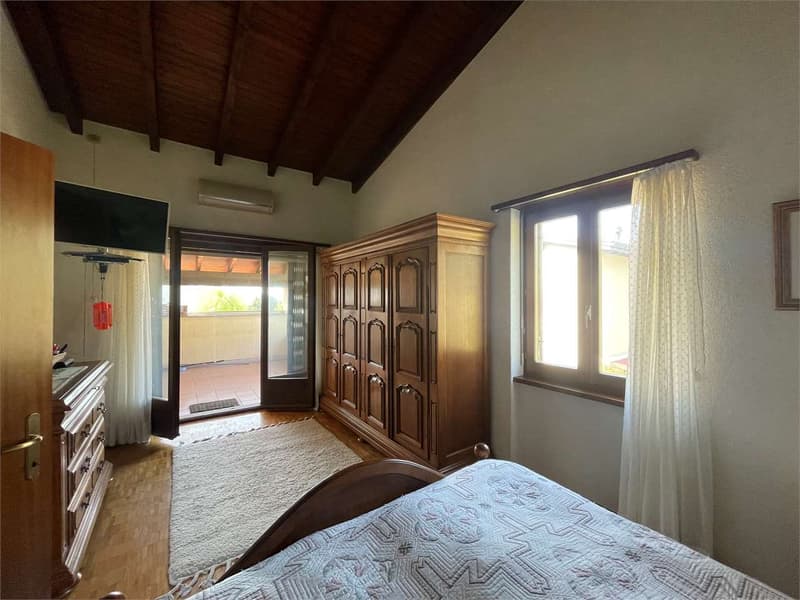 Villa bifamiliare a Stabio con ampio giardino privato (9)