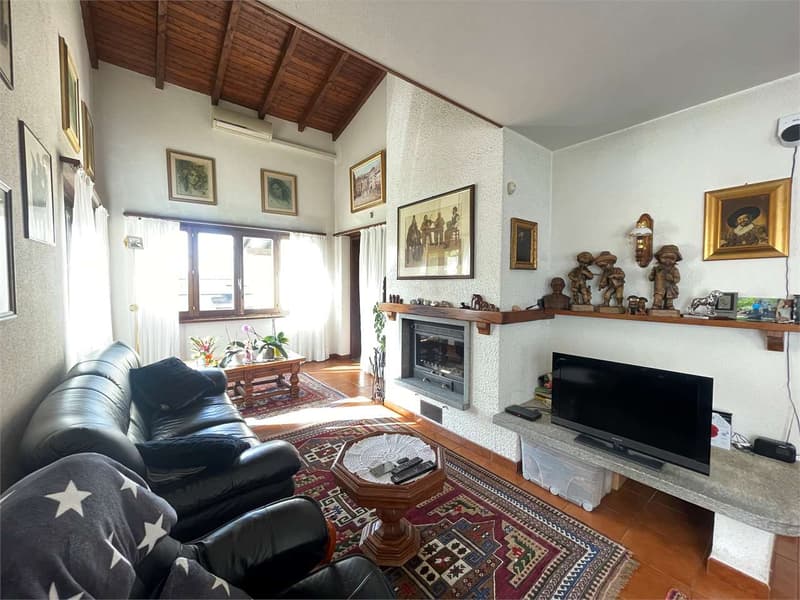 Villa bifamiliare a Stabio con ampio giardino privato (5)
