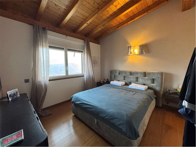 Villa a schiera triplex di 4.5 a Pura con vista lago immersa nel verde (5)