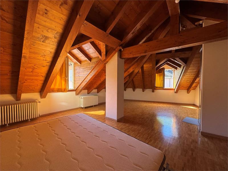 Casa a schiera immersa nel verde con vista aperta a San Vittore (2)