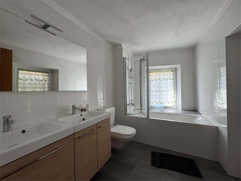 Casa a schiera immersa nel verde con vista aperta a San Vittore (10)