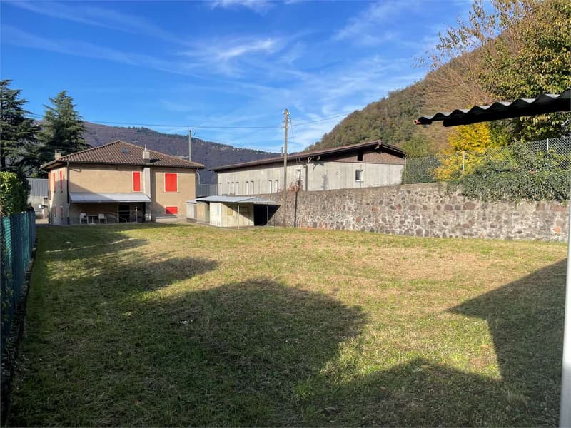 Proprietà con ampio terreno edificabile a Maroggia (2)