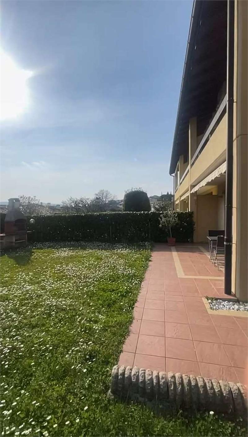 Morbio Inferiore - Villa di testa con giardino, luminosità e privacy (3)