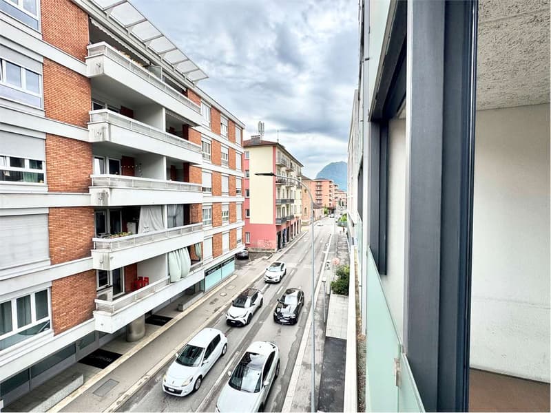 Luminoso e ampio ufficio centrale a Lugano in zona di forte passaggio (2)