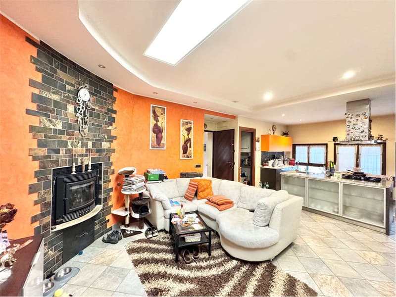 Capannone, Appartamento e Show Room in vendita a Porlezza (1)
