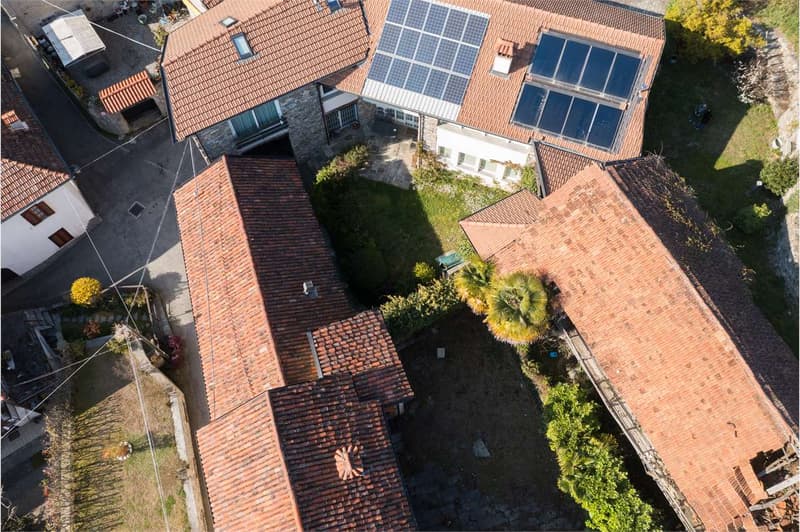 VILLA/CASALE RISTRUTTURATO CON GIARDINO PRIVATO IN LESA (7)