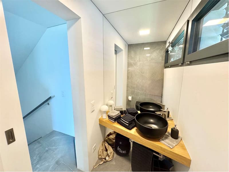 Moderna villa unifamiliare Minergie-P con impianto fotovoltaico e priv (8)