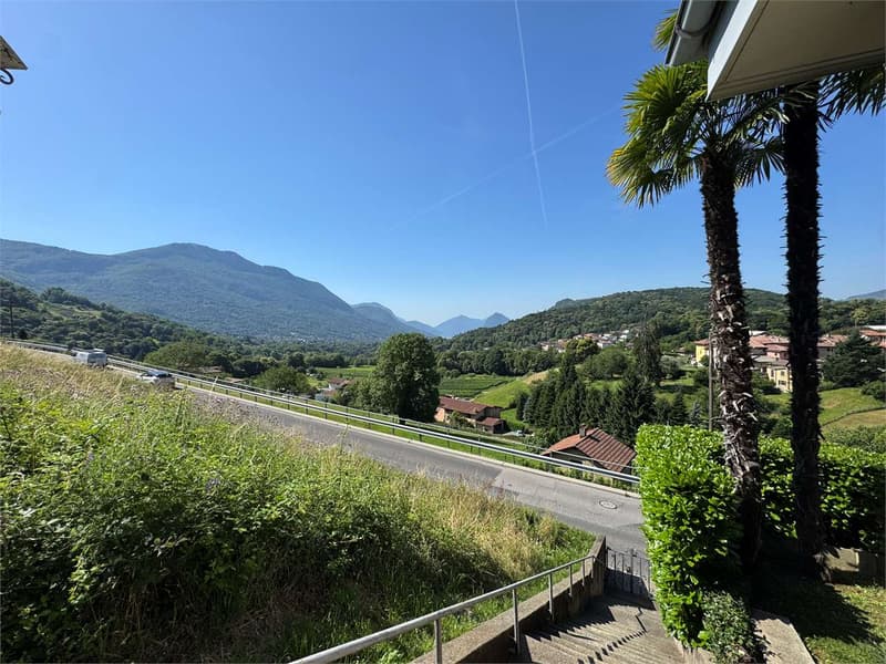Villa unifamiliare con vista lago avvolta nel verde a Cagiallo in Val (11)