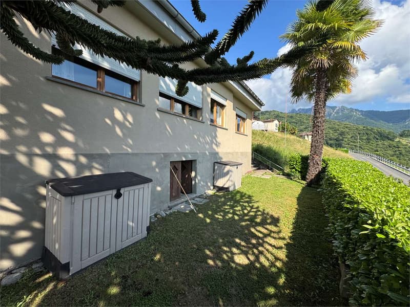 Villa unifamiliare con vista lago avvolta nel verde a Cagiallo in Val (4)