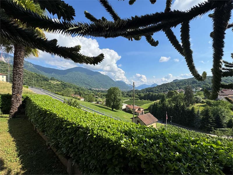 Villa unifamiliare con vista lago avvolta nel verde a Cagiallo in Val (3)