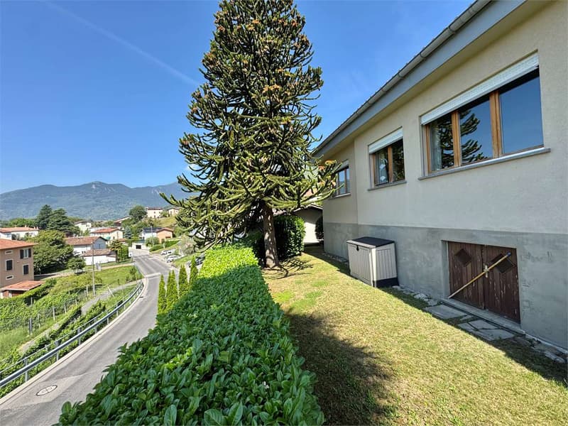 Villa unifamiliare con vista lago avvolta nel verde a Cagiallo in Val (1)