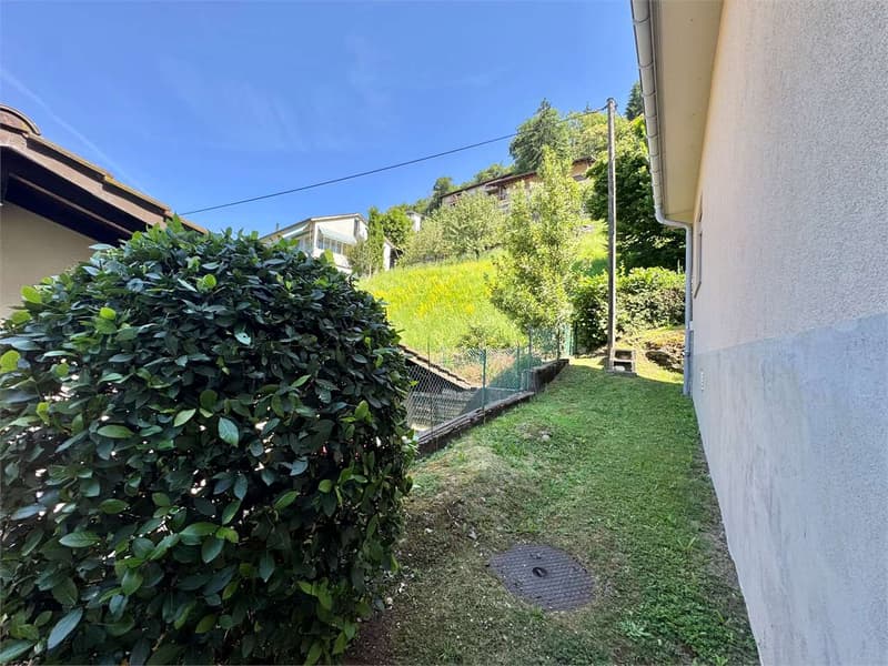 Villa unifamiliare con vista lago avvolta nel verde a Cagiallo in Val (8)