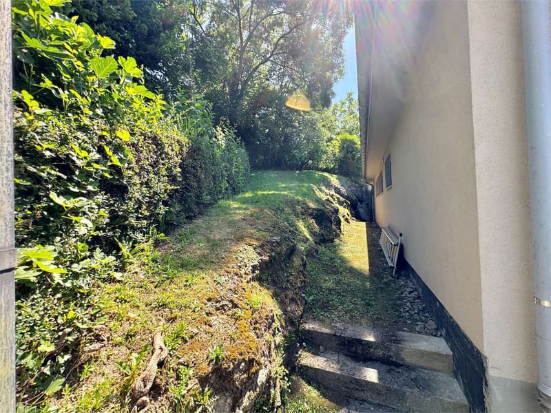 Villa unifamiliare con vista lago avvolta nel verde a Cagiallo in Val (9)