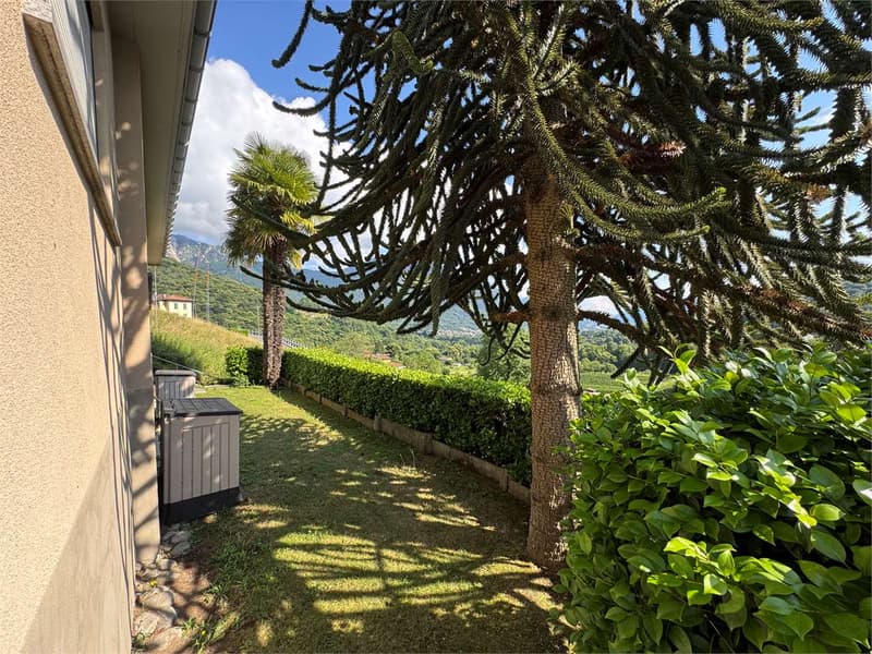 Villa unifamiliare con vista lago avvolta nel verde a Cagiallo in Val (2)