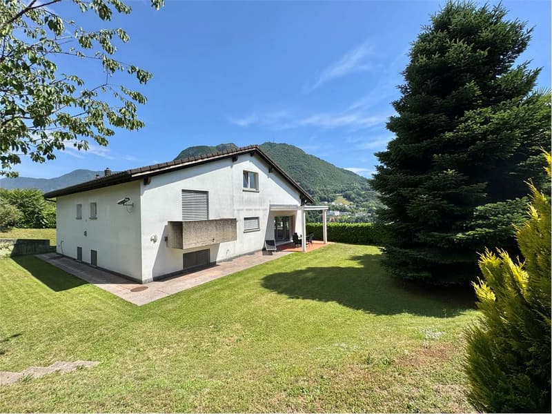 Prestigiosa villa indipendente in vendita immersa nel verde di Gentili (3)
