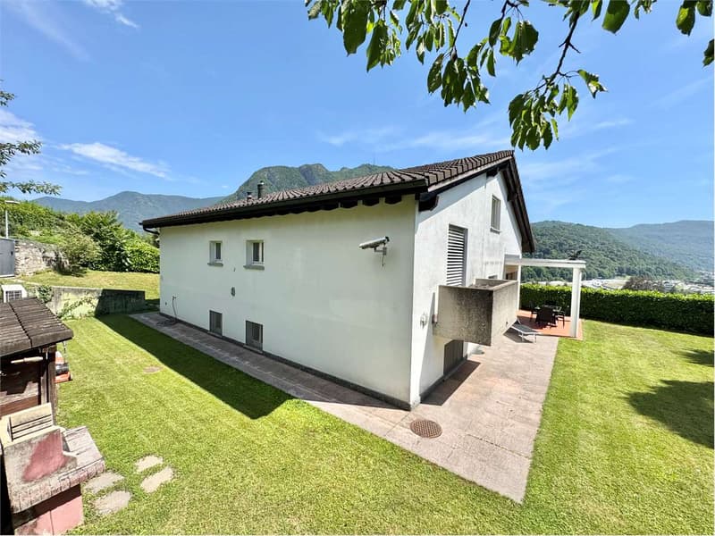 Prestigiosa villa indipendente in vendita immersa nel verde di Gentili (2)