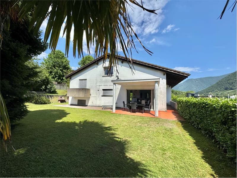 Prestigiosa villa indipendente in vendita immersa nel verde di Gentili (4)