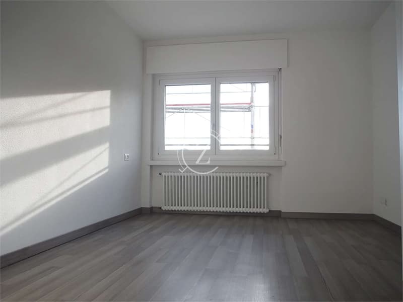 Elegante attico di 3.5 locali con vista panoramica e piscina condomini (8)
