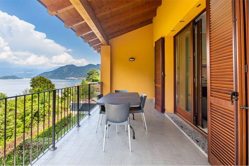 Immobile con terrazza coperta vista lago (7)