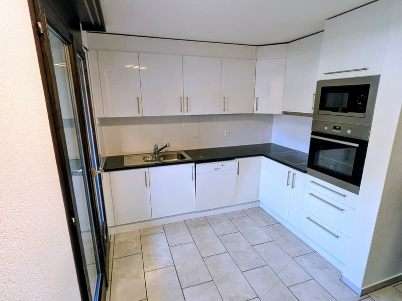Charmante renovierte 4-Zimmer-Wohnung mit Gemeinschaftspool/Sauna und Garage in Dotzigen (4)