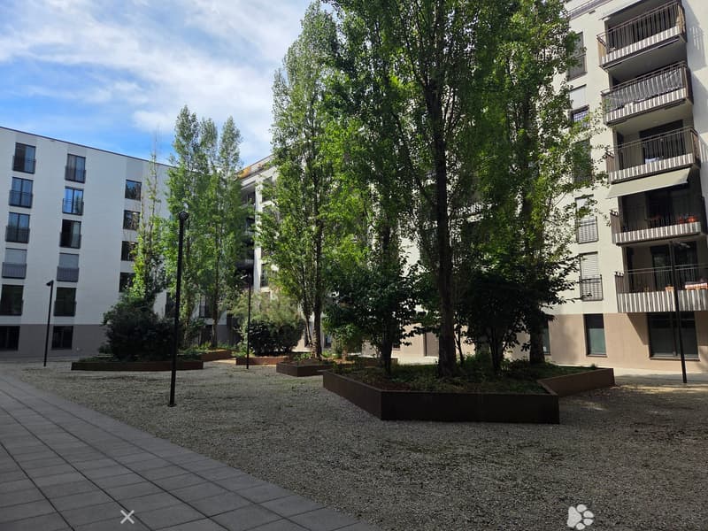 Moderne 2.5-Zimmer-Wohnung mit Stadtblick im 6. Stock in Biel (2)
