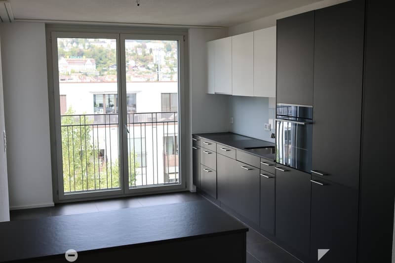 Moderne 2.5-Zimmer-Wohnung mit Stadtblick im 6. Stock in Biel (7)