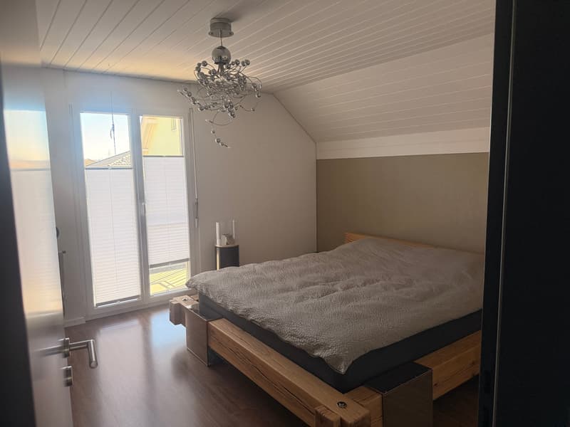 Schlafzimmer mit Fenster zu Balkon