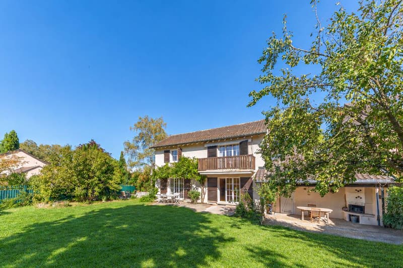 Belle villa familiale dans un écrin de verdure (1)