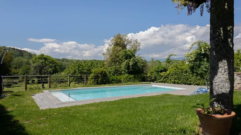 Magnifique propriété de caractère avec piscine sur une parcelle de plus de 3900 m2 face à la nature. (2)