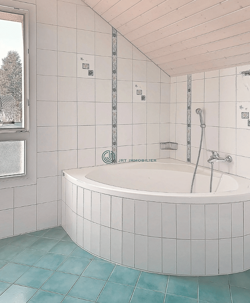 Une maison familiale avec piscine, à deux pas du lac de Neuchâtel (13)