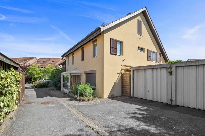 Villa familiale de caractère avec jardin privatif au coeur d'Echallens (24)