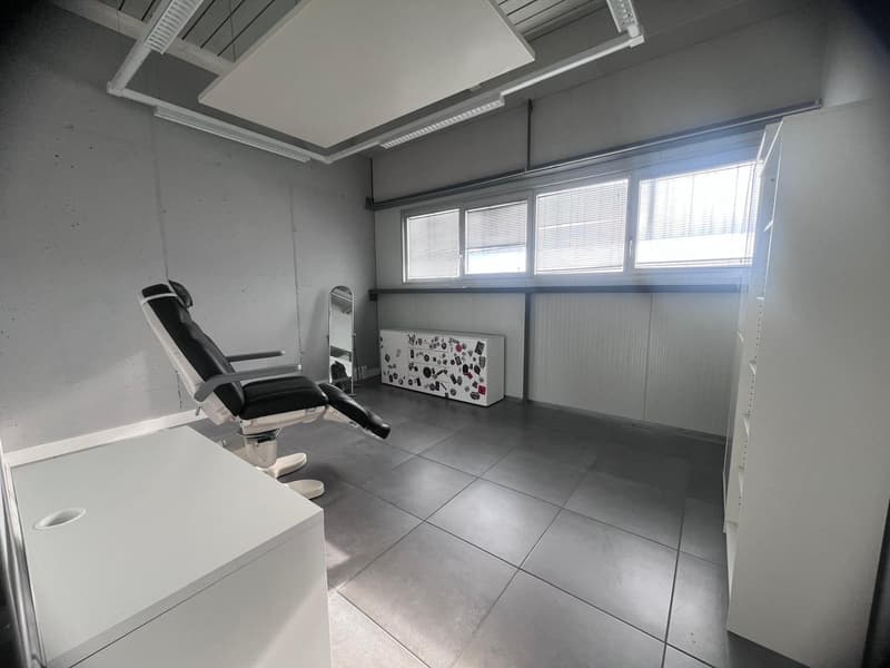 SPACIEUX LOCAL COMMERCIAL DE 110M2 (5)