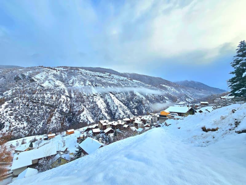 Réservé: Terrain équipé de 1047 m2 avec vue sur les montagnes et la vallée dans le Val d'Hérens (3)