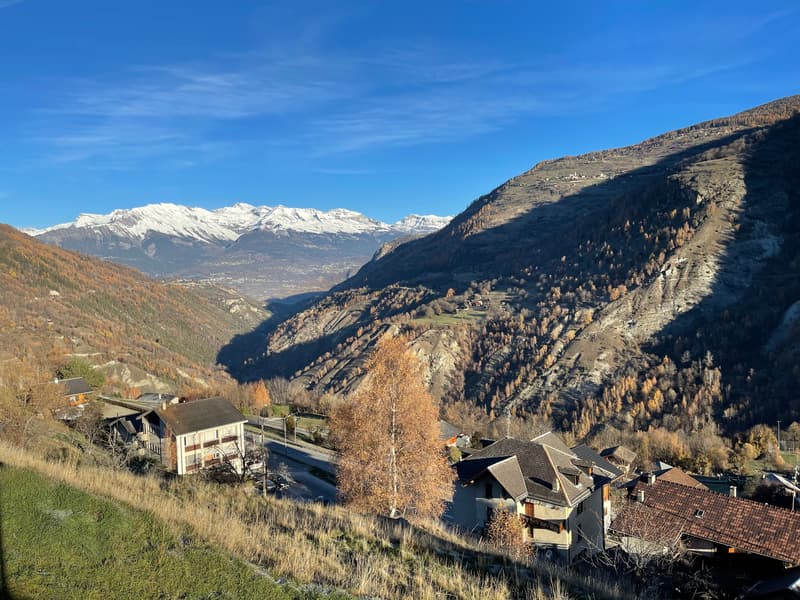 Réservé: Terrain équipé de 1047 m2 avec vue sur les montagnes et la vallée dans le Val d'Hérens (6)