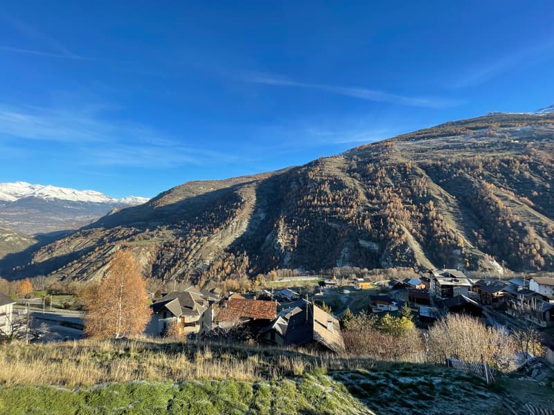 Réservé: Terrain équipé de 1047 m2 avec vue sur les montagnes et la vallée dans le Val d'Hérens (2)