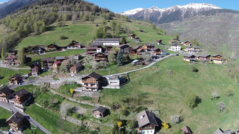 Réservé: Terrain équipé de 1047 m2 avec vue sur les montagnes et la vallée dans le Val d'Hérens (8)