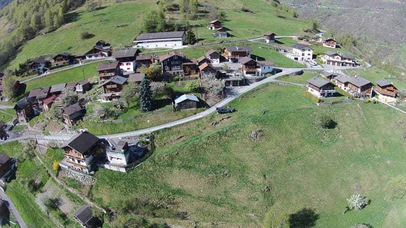 Réservé: Terrain équipé de 1047 m2 avec vue sur les montagnes et la vallée dans le Val d'Hérens (7)