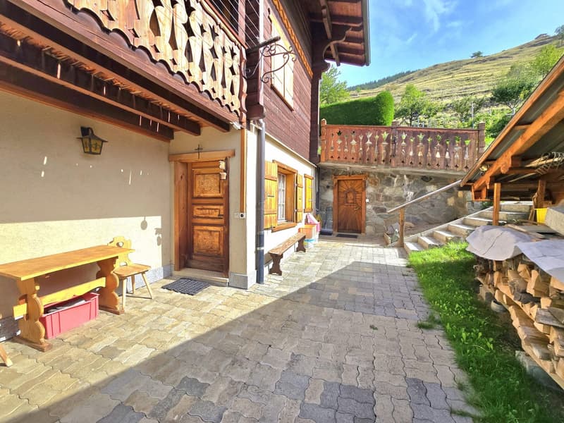 Magnifique chalet familial de 2 appartements. Annexes, extérieur, soleil et vue, Val d’Hérens (41)